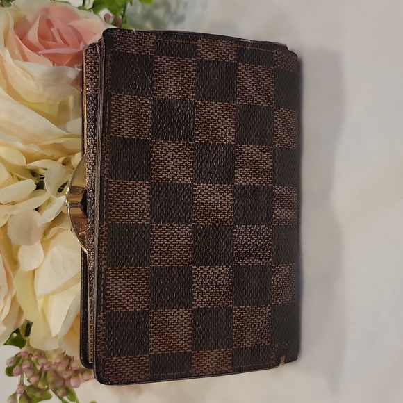 ‼️CLEARANCE SALE‼️ Authentic Louis Vuitton kisslock wallet in Damier Ebene - Picture 2 of 9